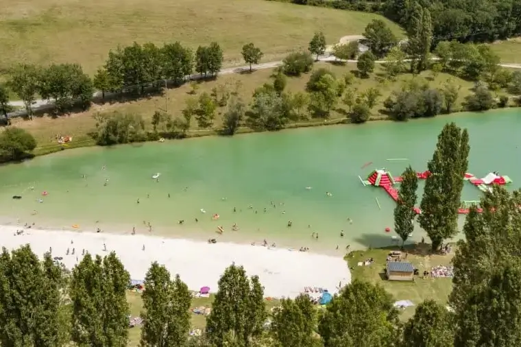 Des vacanciers se baignant dans le Lac de Montcuq, en été.