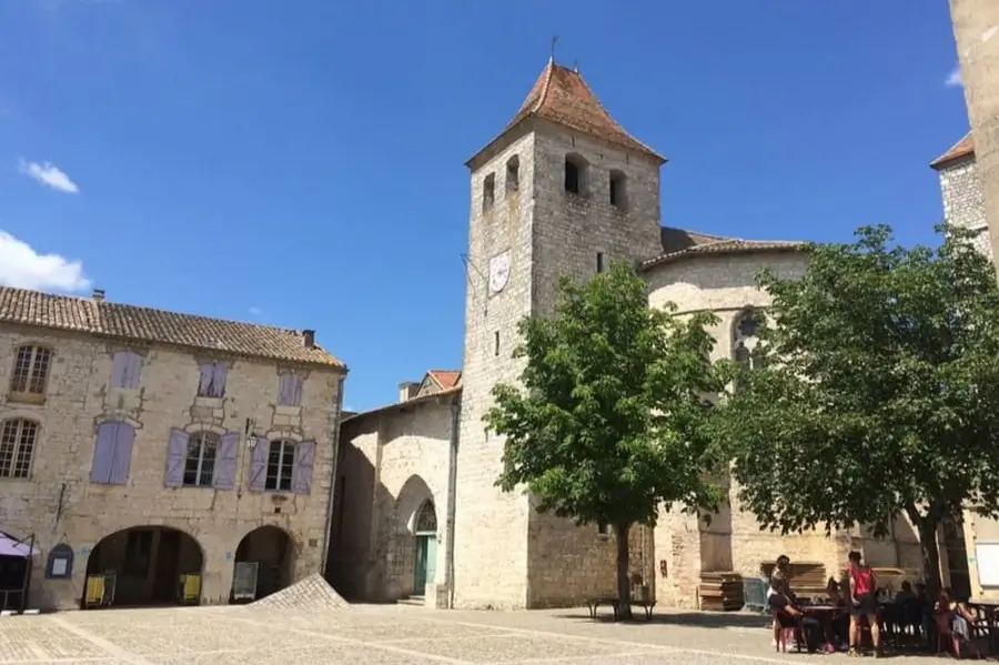 La place du village médiéval de Lauzerte, dans le Tarn-et-Garonne. Les maisons sont en pierre blanche, caractéristique de la région.