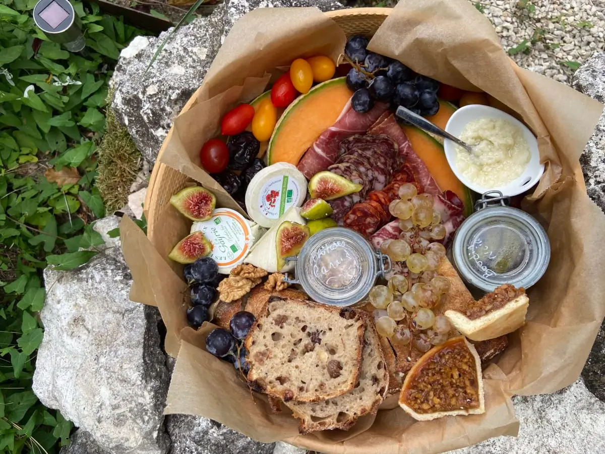 Panier apéro préparé par la propriétaire du gîte le Perchoir du Quercy pour ses vacanciers.