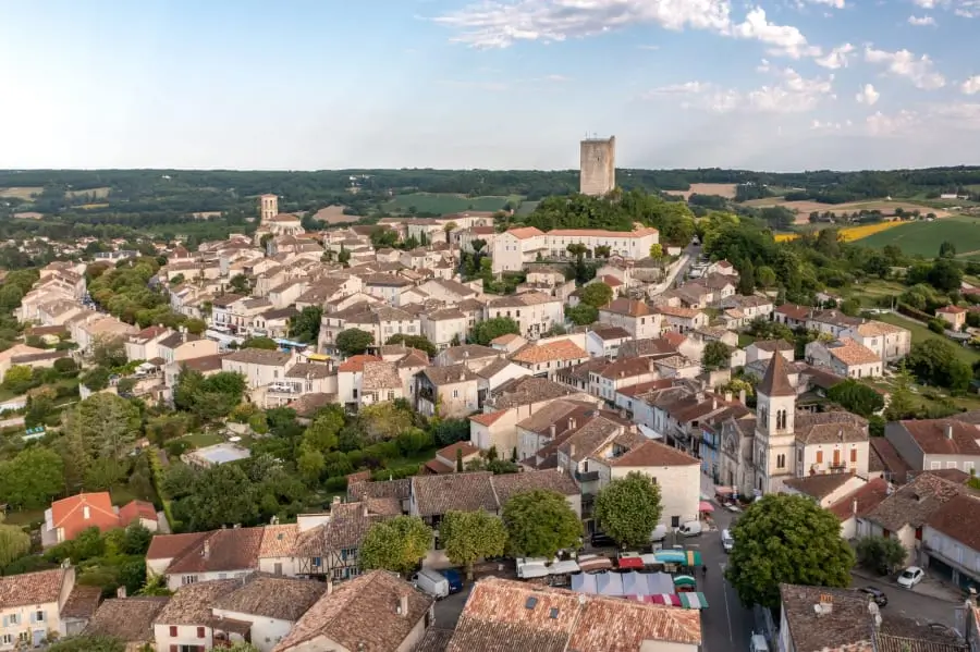 Vue aérienne du village de Montcuq-en-Quercy-Blanc.