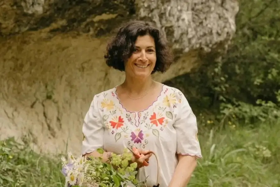 Nathalie vous accueille au gite éco-responsable Le Perchoir du Quercy, à Montcuq, dans le Lot.
