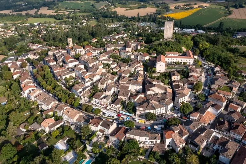 Vue aérienne du village de Montcuq, l'une des plus beaux et des plus célèbres villages du Quercy Blanc.