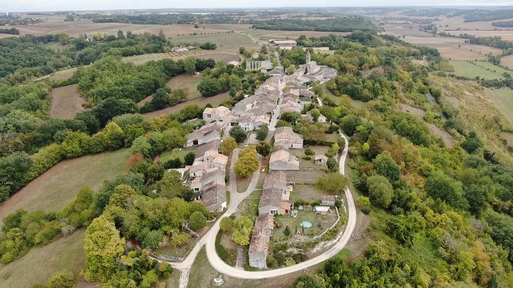Vue aérienne de Montjoi, petite bastide perchée du Quercy Blanc.