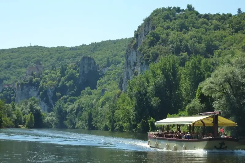 CROISIERE-RIVIERE-LOT Croisière sur la rivière Lot aux alentours de St-Cirq-Lapopie sur une petite gabarre.