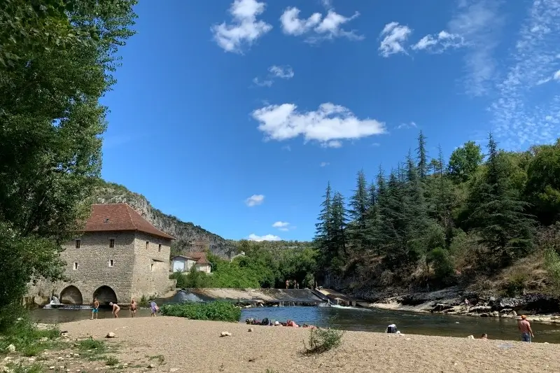 baignade-riviere-cabrerets Plage fluviale à Cabrerets, pour se baigner dans le Célé, dans le département du Lot.