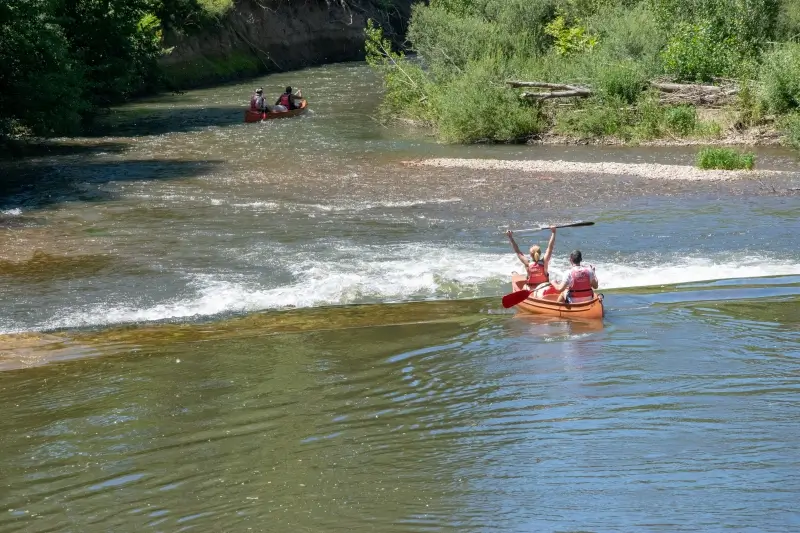 canoe-cele Des personnes en train de faire du canöe dans l'eau du Célé, dans le département du Lot.
