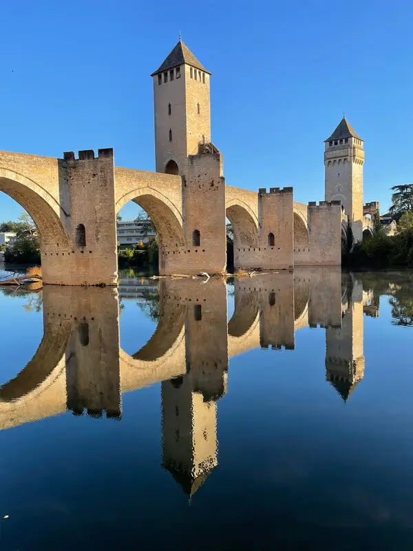 Le Pont Valentré, pont médiéval comptant 6 arches et 3 tours, enjambant le Lot, à Cahors. 