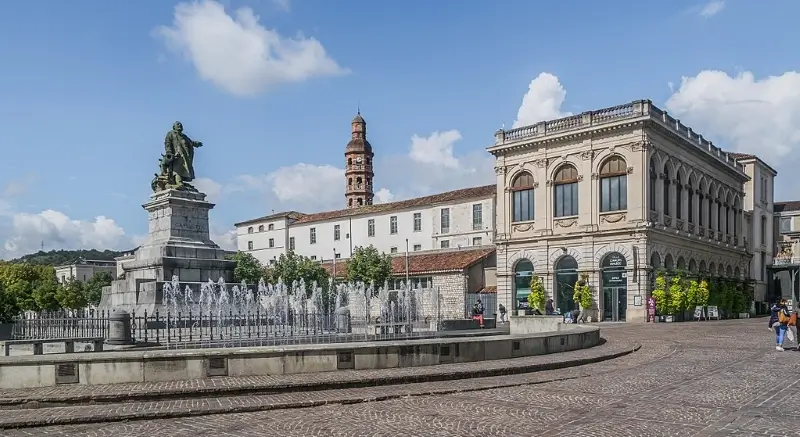Vue sur la fontaine Gambetta, la tour-clocher du collège Gambetta et la Bibliothèque Patrimoniale, place François-Mitterrand, à Cahors