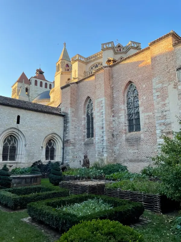 Le Courtil des Moines, jardin secret situé dans la cour de l'archidiaconé, derrière la cathédrale Saint-Étienne de Cahors. 
