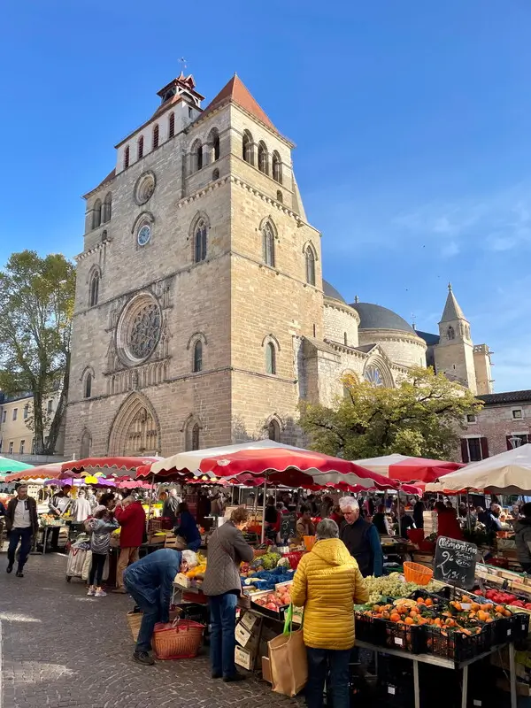 Le marché de Cahors, qui a lieu au pied de la cathédrale. 