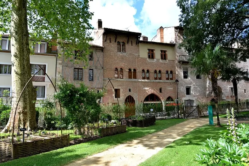 Les maisons médiévales de la rue Daurade vues du square Olivier-de-Magny, à Cahors. 