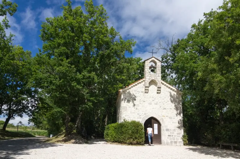 Chapelle St-Jean-de-Froid en pierre blanche, à Lascabanes dans le Quercy Blanc.
