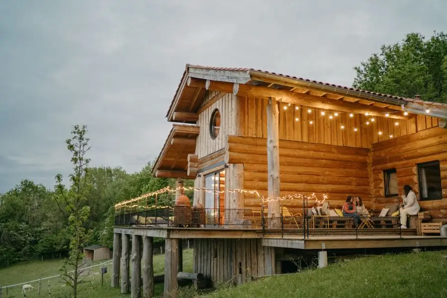 Le Perchoir du Quercy, a gite with a unique architecture : it's a log house which looks like a birdhouse. It's located in Montcuq, southern France.