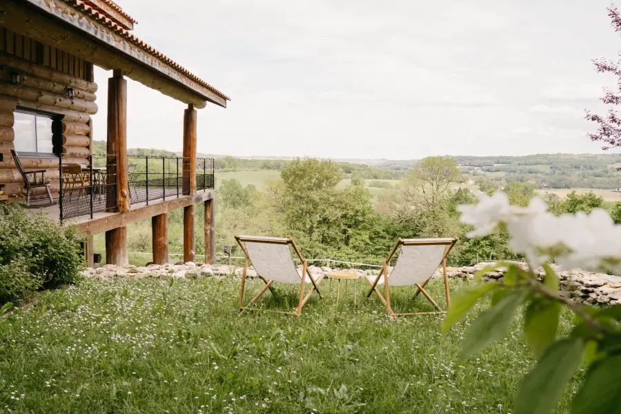 Sun lounge chairs in the outdoor area of the gîte Le Perchoir du Quercy, Montcuq, France.